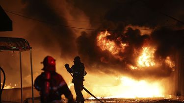 Bomberos extinguen las llamas que arden en una fábrica que se vio envuelta en un incendio en Uiseong, Corea del Sur, el sábado 22 de marzo de 2025. (Yoon Gwan-shick/Yonhap vía AP)