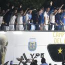 Una multitud recibe a la selección argentina tras el Mundial