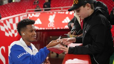El delantero de Chelsea Estevao firma autógrafos previo al partido contra Liverpool en la Copa de la Liga inglesa, el miércoles 28 de octubre de 2026, en Liverpool. (AP Foto/Jon Super)