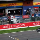 La bandera a cuadros ondea mientras el italiano Kimi Antonelli de Mercedes, cruza la meta al ganar el Gran Premio de Bélgica en Spa-Francorchamps el domingo 19 de julio del 2026. (AP Foto/Geert Vanden Wijngaert)