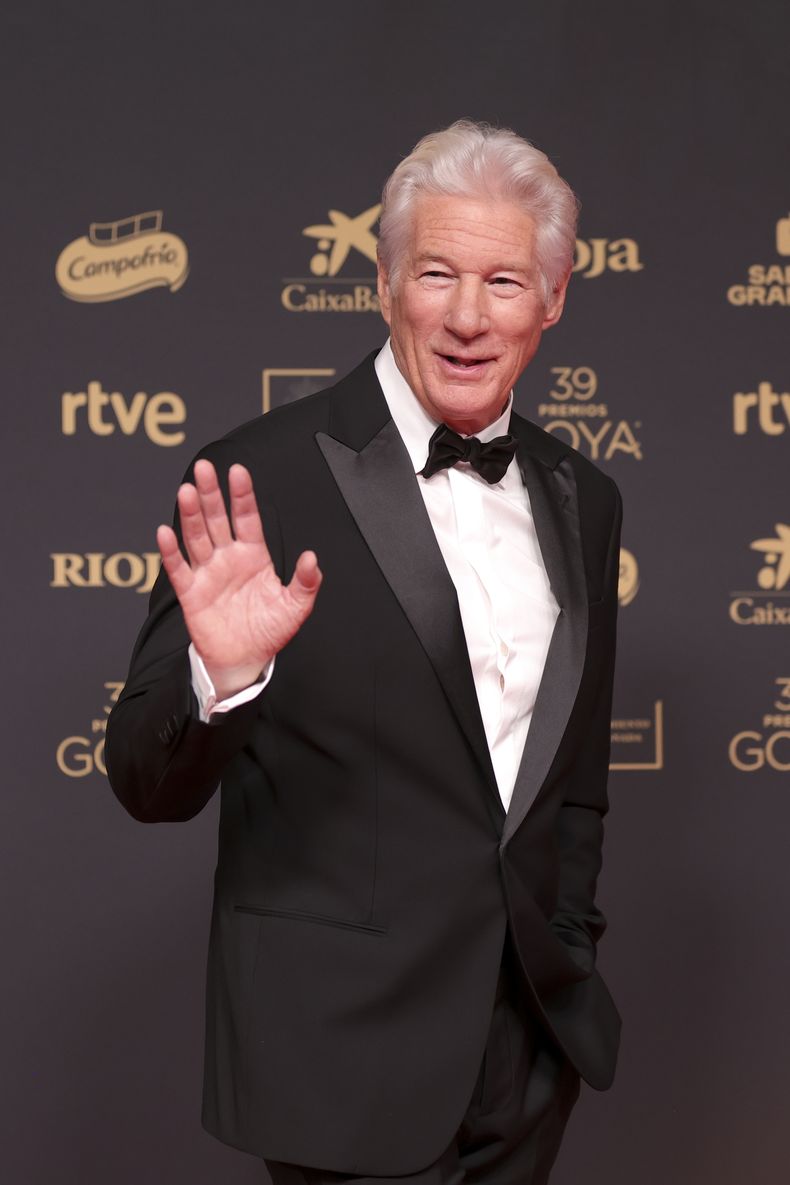 Richard Gere llega a la 39ª edición de los Premios Goya en Granada, España, el sábado 8 de febrero de 2025, en Granada. (Foto AP/Fermin Rodriguez)