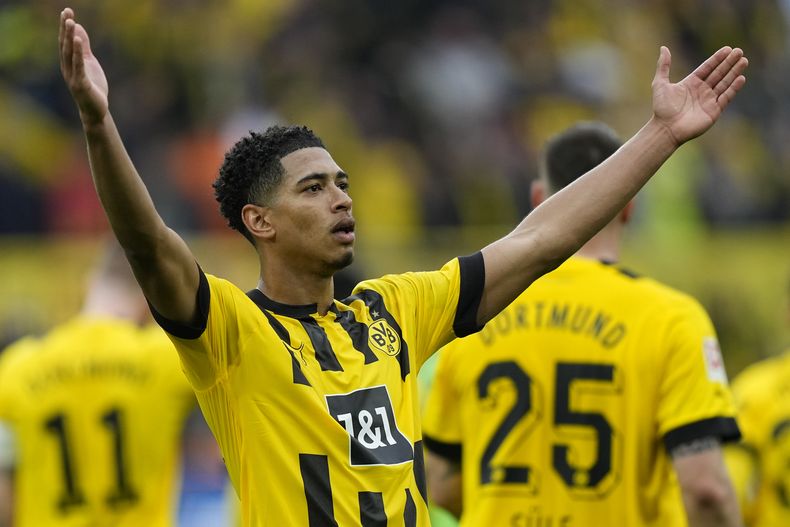 Jude Bellingham celebra tras anotar el sexto gol del Borussia Dortmund ante Wolfsburgo en el partido de la Bundesliga, el domingo 7 de mayo de 2023. (AP Foto/Martin Meissner)