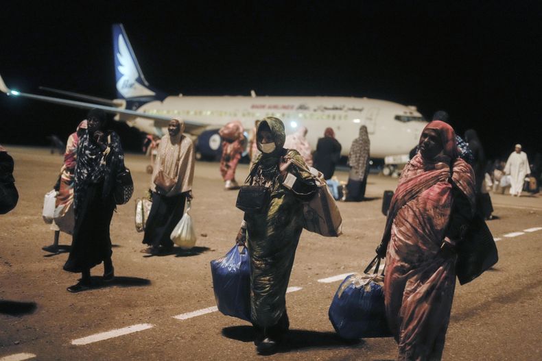 Ciudadanos sudaneses que habían quedado varados en Yeda, Arabia Saudí, llegan al aeropuerto de Port Sudan el jueves 11 de mayo de 2023. El conflicto entre el ejército del país y una poderosa fuerza paramilitar ha dejado cientos de muertos y desplazado a cientos de miles de personas desde que comenzó a mediados de abril. (AP Foto/Amr Nabil)