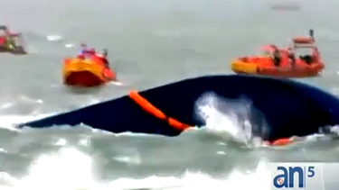 americateve | Aumenta a 20 el número de muertes por el naufragio de un barco en Corea del Sur. Todavía hay cerca de 300 desaparecidos y quedan esperanzas de que haya sobrevivientes atrapados adentro del casco.