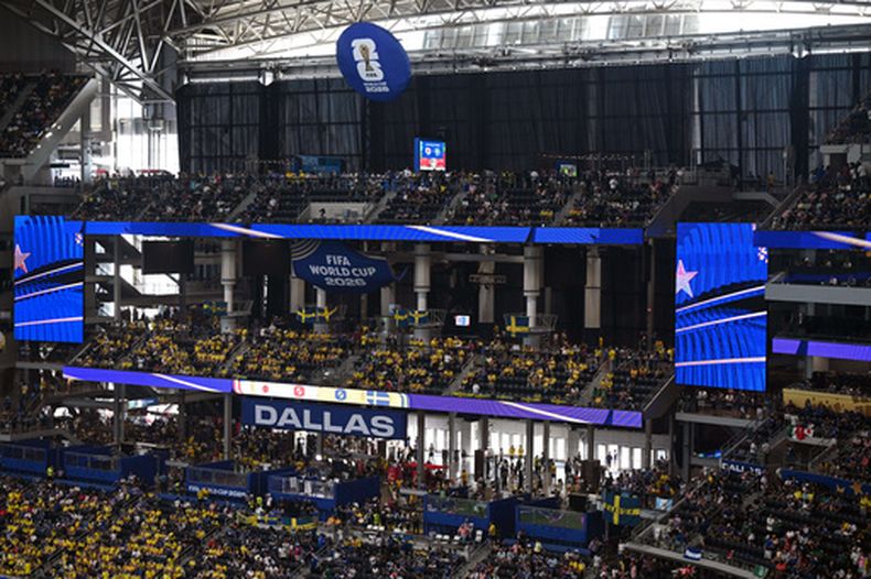 Los aficionados observan durante el partido de fútbol del Grupo F de la Copa Mundial entre Japón y Suecia en Arlington, Texas, cerca de Dallas, el jueves 25 de junio de 2026. (Foto AP/Jessica Tobias)