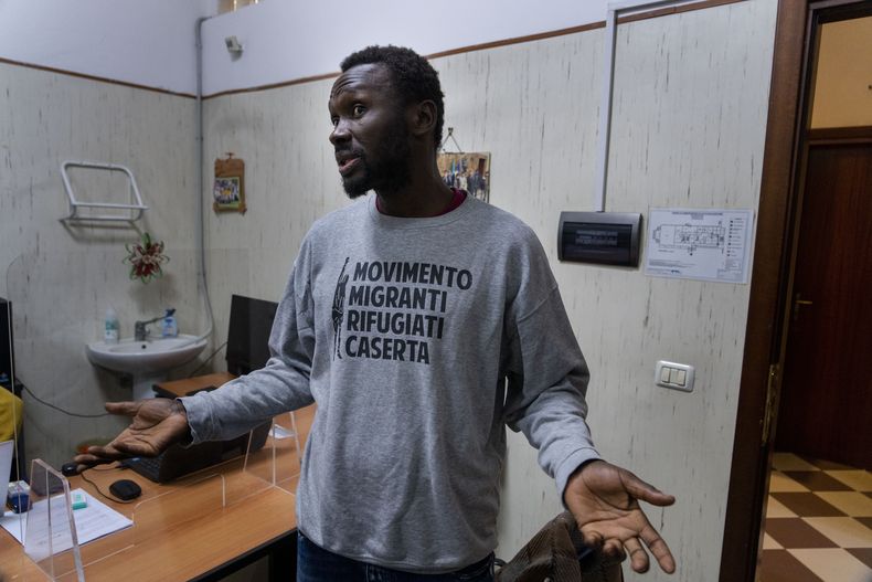 Mamadou Kouassi, un migrante que hizo el viaje desde su Costa de Marfil natal a Italia en 2006, charla con The Associated Press en Castel Volturno, en el sur de Italia, donde ahora dedica su vida a trabajar con inmigrantes, el jueves 1 de febrero de 2024. La odisea de Kouassi a través África inspiró la película Io Capitano (Yo capitán) del director italiano Matteo Garrone y se encuentra entre los nominados a la 96ª edición de los Premios de la Academia de 2024 en la categoría de largometraje internacional. (Foto AP/Domenico Stinellis)