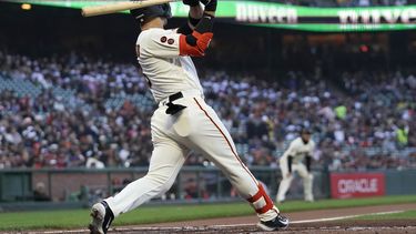 Michael Conforto, de los Gigantes de San Francisco, conecta un jonrón de tres carreras en la segunda entrada del encuentro contra los Filis de Filadelfia, en San Francisco, el lunes 15 de mayo de 2023. (AP Foto/Jeff Chiu)