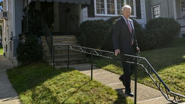 El ex vicepresidente Joe Biden visita su antigua casa en Scranton, Pensilvania, el 23 de octubre de 2019. (Jason Farmer/The Times-Tribune via AP)