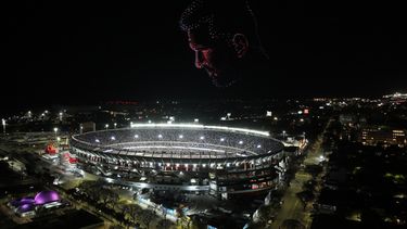 Drones forman el rostro del astro argentino Lionel Messi sobre el estadio al final de su último partido con la selección, un amistoso contra Benín, en Buenos Aires, Argentina, el 6 de octubre de 2026. (AP Foto/Julian Bongiovanni)