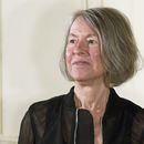 ARCHIVO - La poeta Louise Gluck en una ceremonia para otorgarle la Medaa Nacional de Humanidades en la sala este de la Casa Blanca en Washington el 22 de septiembre de 2016. Glück falleció, dijo el viernes 13 de diciembre de 2023 su editor Jonathan Galassi en Farrar, Straus & Giroux. (Foto AP/Susan Walsh, archivo)