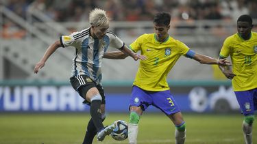 ARCHIVO - El argentino Ian Subiabre (izquierda) pugna el balón con el brasileño Vitor Reis durante el partido de cuartos de final del Mundial Sub17, el 24 de noviembre de 2023, en Yakarta, Indonesia. (AP Foto/Achmad Ibrahim)