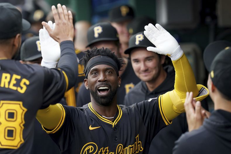 Andrew McCutchen de los Piratas de Pittsburgh celebra en el banquillo luego de impactar un cuadrangular ante los Cerveceros de Milwaukee durante la primera entrada del juego de béisbol, el martes 23 de abril de 2024, en Pittsburgh. (AP Foto/Matt Freed)
