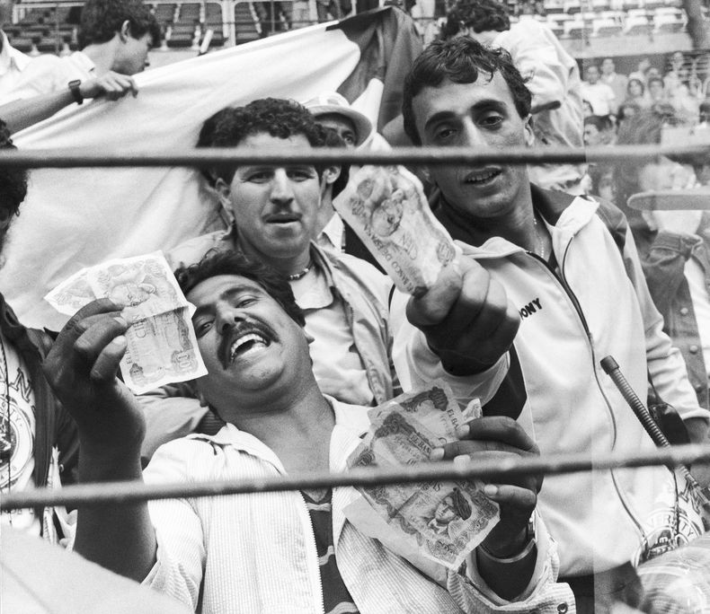 En esta fotograf&iacute;a del 25 de junio de 1982, hinchas argelinos muestran dinero a los fot&oacute;grafos en Gij&oacute;n, Espa&ntilde;a, tras el partido entre Alemania Occidental y Austria. En esta fecha, los alemanes se pusieron en ventaja 1-0 sobre