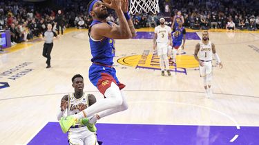 Bruce Brown, de los Nuggets de Denver, ataca el aro en contra de los Lakers de Los Ángeles en la segunda mitad del Juego 3 de la final de la Conferencia Oeste, del baloncesto de la NBA, el sábado 20 de mayo de 2023, en Los Ángeles. (AP Foto/Mark J. Terrill)