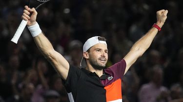El búlgaro Grigor Dimitrov celebra tras superar al griego Stefanos Tsitsipas en la semifinal del Masters de París el sábado 4 de octubre del 2023. (AP Foto/Michel Euler)