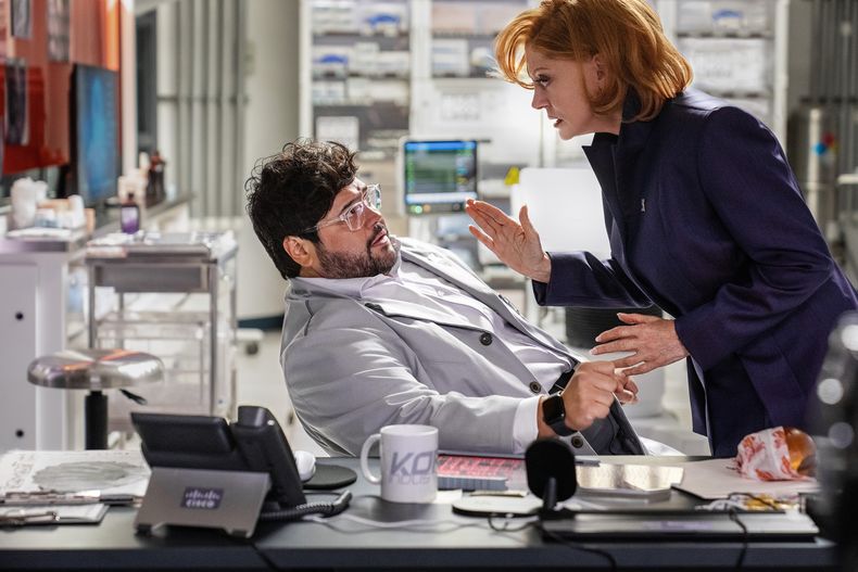 En esta imagen proporcionada por Warner Bros. Pictures, Javier Guillén, izquierda, y Susan Sarandon en una escena de Blue Beetle. (Warner Bros. Pictures vía AP)