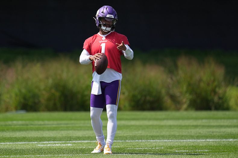 El quarterback de los Vikings de Minnesota, Kyler Murray, se encuentra en el campo durante el campamento de entrenamiento del equipo de fútbol americano, el sábado 1 de agosto de 2026, en Eagan, Minnesota. (Foto AP/Abbie Parr)