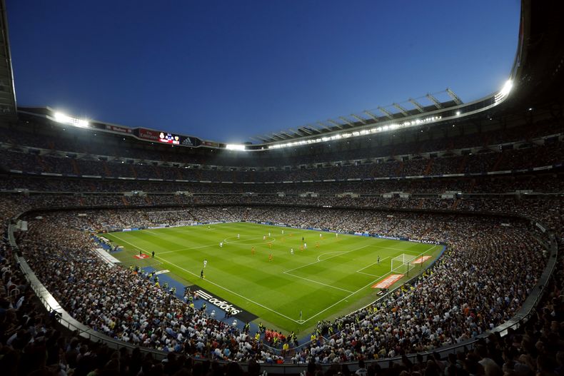 ARCHIVO - El Real Madrid juega contra Valencia en la Liga de España en el estadio Santiago Bernabéu, el 4 de mayo de 2014, en Madrid. (AP Foto/Daniel Ochoa de Olza)
