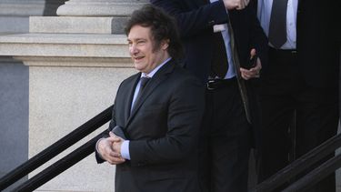 El presidente electo de Argentina Javier Milei sale del Edificio Eisenhower en los terrenos de la Casa Blanca después de una reunión con el asesor de Seguridad Nacional, Jake Sullivan, el martes 28 de noviembre de 2023, en Washington. (AP Foto/Evan Vucci)