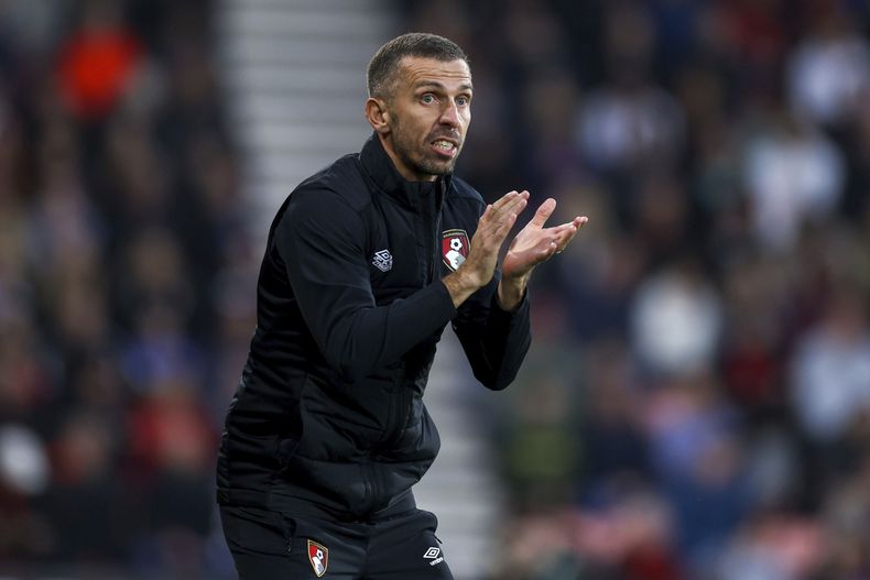 El técnico Gary ONeil aplaude en un partido de Bournemouth en la Liga Premier inglesa, el sábado 12 de noviembre de 2022. ONeill ha sido contratado como el nuevo técnico de Wolverhampton tras la salida de Julen Lopetegui a solo días del inicio de la temporada. (Steven Paston/PA vía AP)