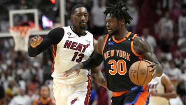 En foto del 8 de mayo del 2023, el pívot del Heat de Miami Bam Adebayo defiende a al alero de los Knicks de Nueva York Julius Randle en el juego 4 de las semifinales de la Conferencia Este. (AP Foto/Lynne Sladky)