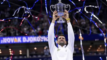 El serbio Novak Djokovic alza el trofeo de campeón tras derrotar al ruso Daniil Medvedev en la final del US Open, el domingo 10 de septiembre de 2023, en Nueva York. (AP Foto/Manu Fernández)