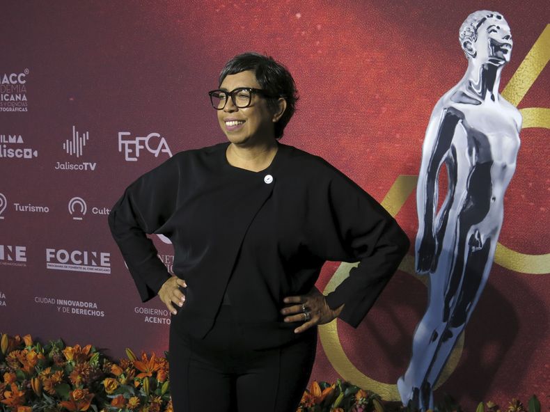 La cineasta mexicano-salvadoreña Tatiana Huezo, del documental El Eco, posa para fotógrafos a su llegada al encuentro de nominados de la 66a edición del Premio Ariel de la Academia Mexicana de Artes y Ciencias Cinematográficas, en la Ciudad de México, el miércoles 21 de agosto de 2024. (Foto AP/Berenice Bautista)