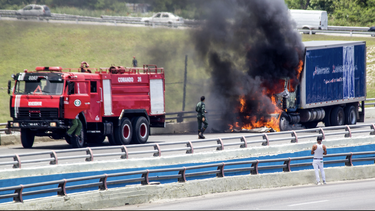 envuelto en llamas queda un camion de almacenes universales en el puente de 100 y boyeros en la habana