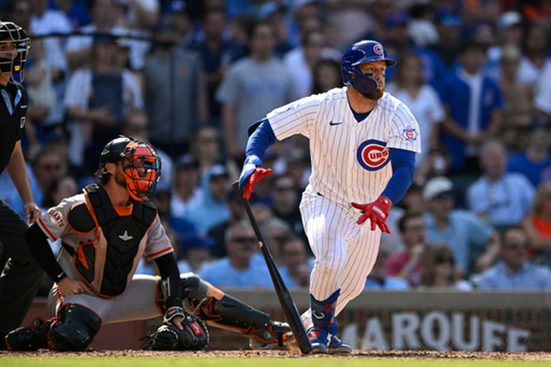 Michael Busch, de los Cachorros de Chicago, avanza al conectar un sencillo para definir el juego del sábado 6 de junio de 2026, ante los Gigantes de San Francisco (AP Foto/Paul Beaty)