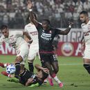 ARCHIVO - Hugo Rodallega (2do de derecha a izquierda) hace un reclamo al árbitro durante un partido de la Copa Sudamericana entre Santa Fe de Colombia y Universitario de Perú, el 4 de mayo de 2023 (AP Foto/Martín Mejía)