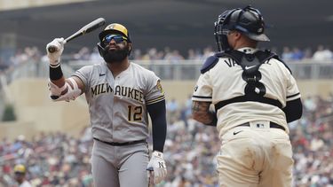 Jon Singleton (12), de los Cerveceros de Milwaukee, reacciona después de ser ponchado en la sexta entrada del juego de béisbol en contra de los Mellizos de Minnesota, el miércoles 14 de junio de 2023, en Minneapolis. Minnesota ganó 4-2. (AP Foto/Stacy Bengs)