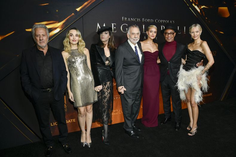 Dustin Hoffman, de izquierda a derecha, Chloe Fineman, Aubrey Plaza, Francis Ford Coppola, Nathalie Emmanuel, Giancarlo Esposito y Grace VanderWaal asisten al estreno de Megalopolis el lunes 23 de septiembre de 2024 en AMC Lincoln Square en Nueva York. (Foto Evan Agostini/Invision/AP)