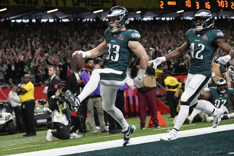 Cooper DeJean (33), de los Eagles de Filadelfia, anota un touchdown después de interceptar un pase a Patrick Mahomes durante la primera mitad del Super Bowl 59 en contra de los Chiefs de Kansas City el domingo 9 de febrero de 2025, en Nueva Orleans. (AP Foto/George Walker IV)