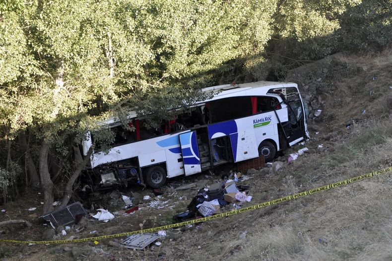 Autoridades investigan el lugar de un accidente de autobús en Yozgat, Turquía, el lunes 21 de agosto de 2023. Un autobús de pasajeros se salió de la carretera y cayó a una zanja en el centro de Turquía. (Dia images via AP)