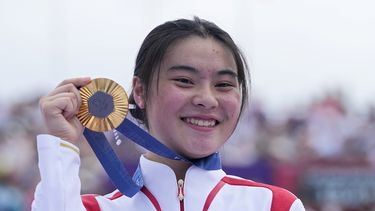 Deng Yawen, de China, posa con la medalla de oro tras ganar la prueba femenina del BMX freestyle de los Juegos Olímpicos el miércoles 31 de julio de 2024, en París, Francia (AP Foto/Frank Franklin II)