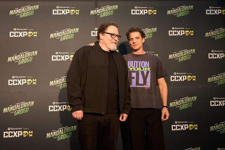 Jon Favreau, izquierda, y Pedro Pascal posan en la convención CCXPMX en la Ciudad de México, el domingo 26 de abril de 2026. (Foto AP/Ginnette Riquelme)
