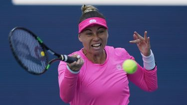 ARCHIVO - La tenista rusa Vera Zvonareva devuelve ante la estadounidense Danielle Collins en el Abierto de Miami, el sábado 26 de marzo de 2022, en Miami Gardens, Florida. (AP Foto/Marta Lavandier)