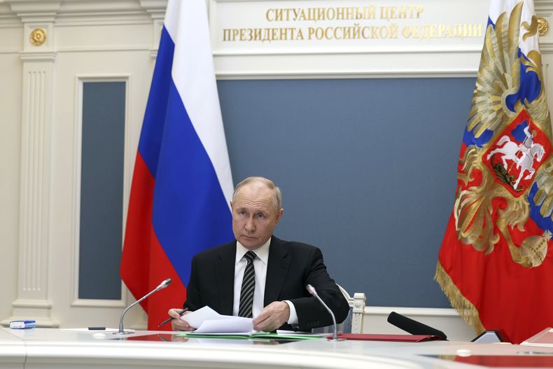 El presidente ruso Vladímir Putin lleva a cabo un ejercicio con las fuerzas y medios de los componentes terrestre, marítimo y aéreo de las fuerzas de disuasión nuclear en Moscú, Rusia, el miércoles 25 de octubre de 2023. (Gavriil Grigorov, Sputnik, Kremlin Pool Photo vía AP)