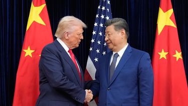 El presidente estadounidense Donald Trump (izq) y el presidente chino Xi Jinping (der) en el Aeropuerto Internacional Gimhae en Busan, Corea del Sur, el 30 de octubre del 2025. (AP foto/Mark Schiefelbein)