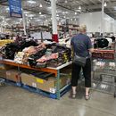 Una compradora junto a pilas de ropa en un almacén de la cadena Costco el jueves 22 de junio de 2023 en Colorado Springs, Colorado. (AP Foto/David Zalubowski)