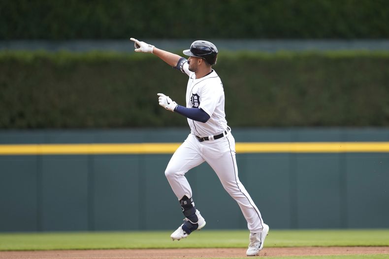 Riley Greene, de los Tigres de Detroit, festeja luego de conectar un jonrón ante los Mets de Nueva York, en el encuentro del jueves 4 de mayo de 2023 (AP Foto/Paul Sancya)