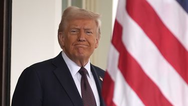 El presidente Donald Trump espera la llegada del primer ministro británico Keir Starmer a la Casa Blanca, el jueves 27 de febrero de 2025, en Washington. (AP Foto/Evan Vucci)