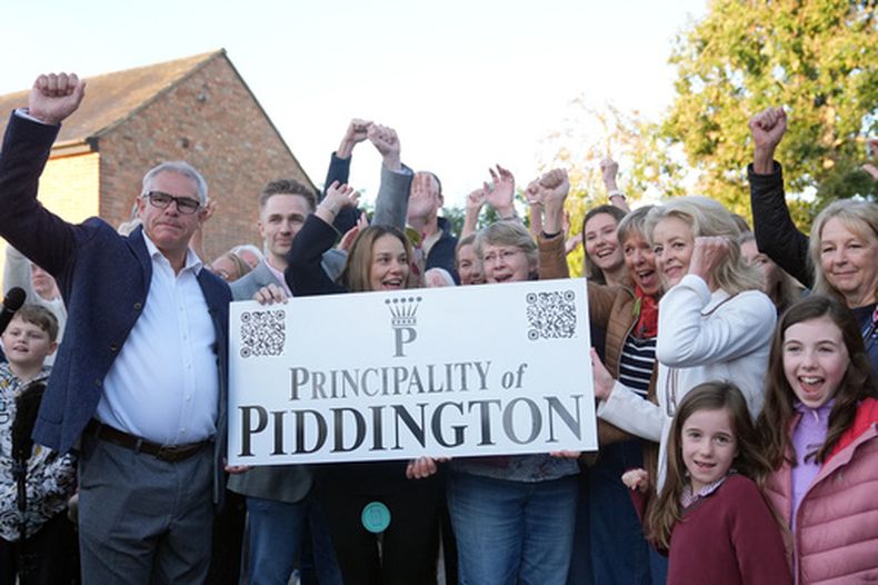 Vecinos de la aldea de Piddington en una concentración en esa localidad de Gran Bretaña, el 16 de septiembre del 2026. (Joe Giddens/PA via AP)
