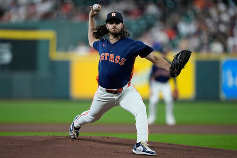 El pitcher de los Astros de Houston Spencer Arrighetti lanza en la primera entrada ante los Yankees de Nueva York el domingo 26 de abril del 2026. (AP Foto/Kevin M. Cox)