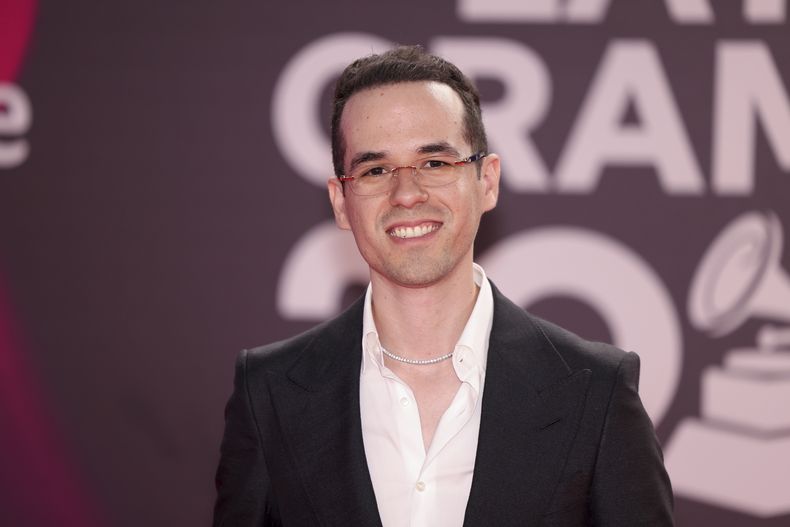 Edgar Barrera llega a la 24a entrega anual del Latin Grammy en Sevilla, España el 16 de noviembre de 2023. (Foto Vianney Le Caer/Invision/AP)