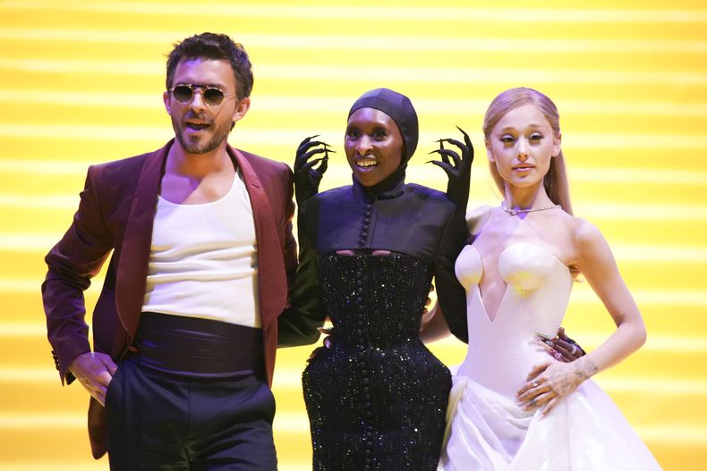 Jonathan Bailey, Cynthia Erivo, centro, y Ariana Grande en el estreno de Wicked en el Auditorio Nacional de la Ciudad de México, el lunes 11 de noviembre de 2024. (Foto AP/Fernando Llano)