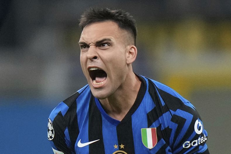 El argentino Lautaro Martínez festeja la victoria del Inter de Milán sobre el Bayern Múnich en la Liga de Campeones, el miércoles 16 de abril de 2025 (AP Foto/Luca Bruno)