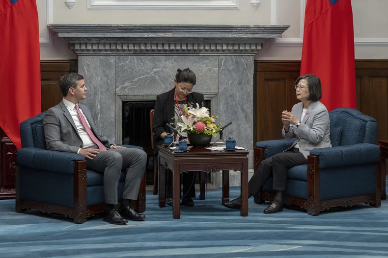En esta imagen proporcionada por la oficina presidencial de Taiwán, el presidente electo de Paraguay, Santiago Peña, a la izquierda, y la presidenta de Taiwán, Tsai Ing-wen, hablan durante una reunión en Taipéi, Taiwán, el miércoles 12 de julio de 2023. (Oficina presidencial de Taiwán via AP)