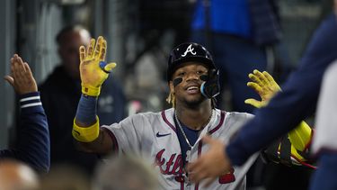 El venezolano Ronald Acuña Jr., de los Bravos de Atlanta, vuelve a la caseta luego de batear un jonrón ante los Dodgers de Los Ángeles, el viernes 3 de mayo de 2024 (AP Foto/Ashley Landis)
