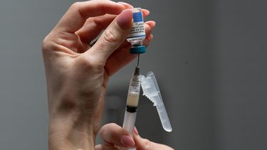 ARCHIVO – Una enfermera prepara una vacuna combinada contra el sarampión, las paperas y la rubéola para un paciente en una clínica pediátrica en Easley, Carolina del Sur, el 17 de marzo de 2026. (AP Foto/Mary Conlon, Archivo)